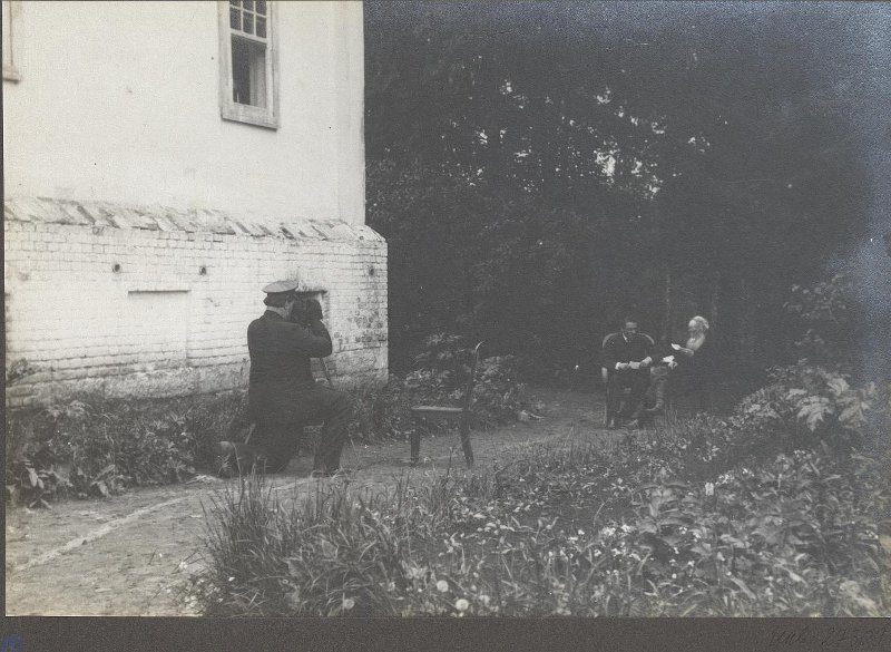 В.Г. Чертков фотографирует Л.Н. Толстого и В.Ф. Булгакова за разбором почты