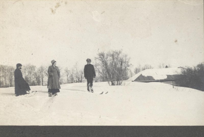 А.Л. Толстая, Н.Н. Гусев и В.В. Чертков на лыжах
