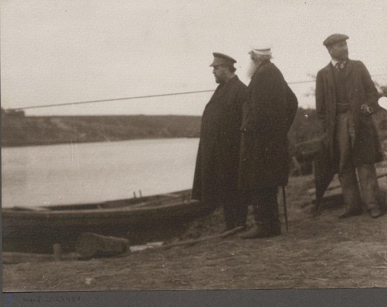 Л.Н. Толстой, В.Г. Чертков, Х.Н. Абрикосов на берегу реки Зуши