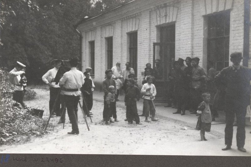 Л.Н. Толстой и директор Покровской психиатрической больницы М.П. Глинка идут по тротуару около больничного корпуса