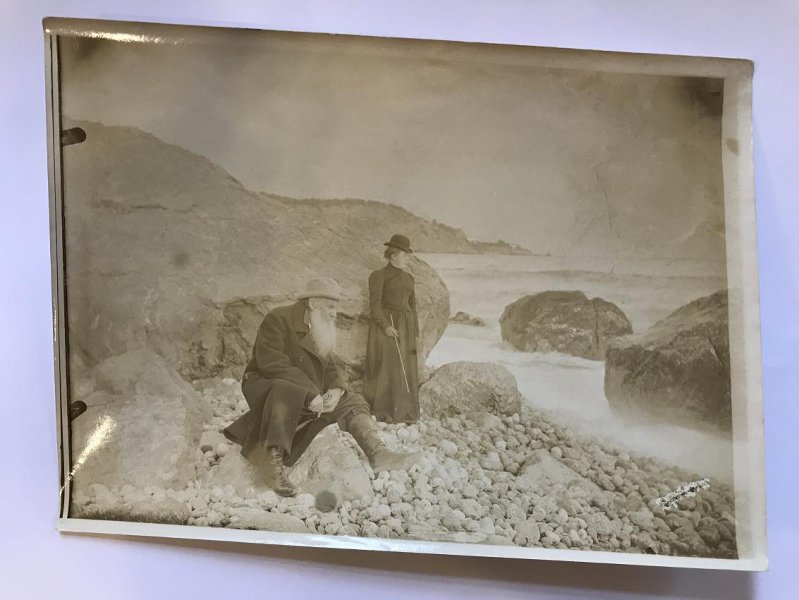 Л.Н. Толстой и А.Л. Толстая на берегу моря