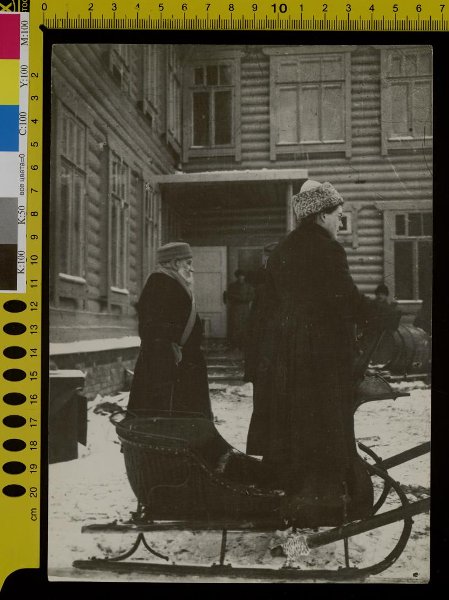 Л.Н. Толстой с дочерью Александрой во дворе дома В.Г. Черткова в Телятинках