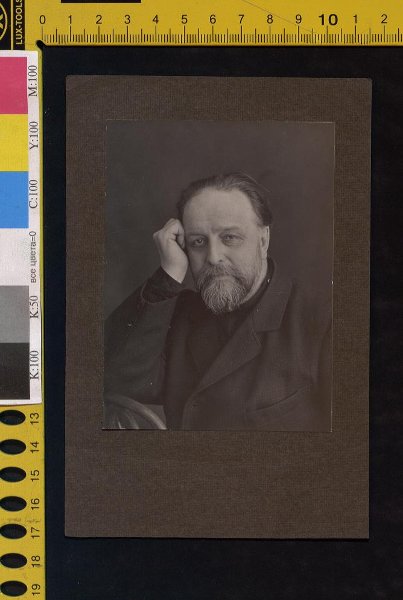 В.Г. Чертков, опершись локтем на спинку стула