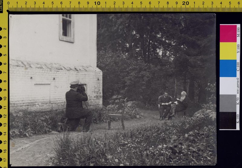 В.Г. Чертков фотографирует Л.Н. Толстого и его секретаря В.Ф. Булгакова