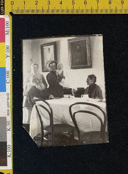 Л.Н. Толстой, Т.Л. Толстая-Сухотина с Т.М. Сухотиной на руках, рядом няня, справа М.А. Шмидт