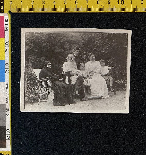 Л.Н. Толстой с членами семьи позируют для фотографии в саду