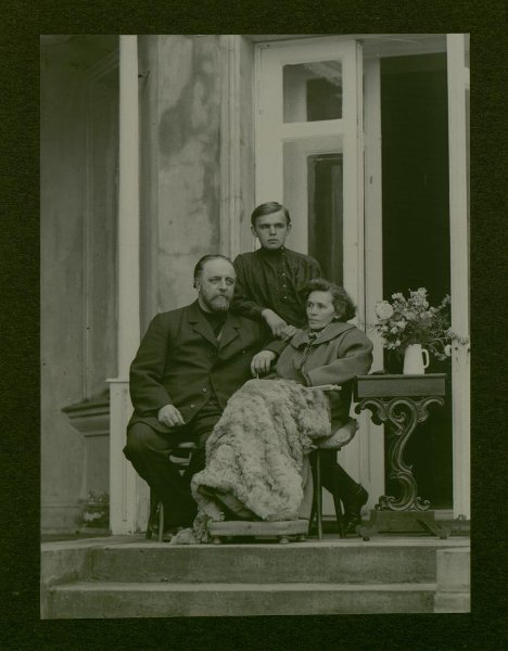 В.Г. Чертков с женой А.К. Чертковой и сыном Владимиром