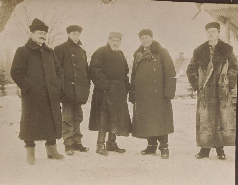 Л.Н. Толстой в группе с В. Брайаном