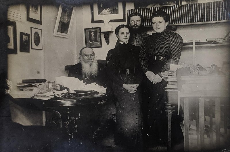 Л.Н. Толстой, А.Л. Толстая, Н.Н. Гусев и Н.П. Сергеенко в кабинете