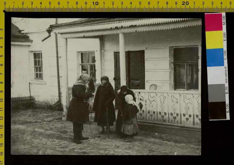 Л.Н. Толстой подает милостыню крестьянам