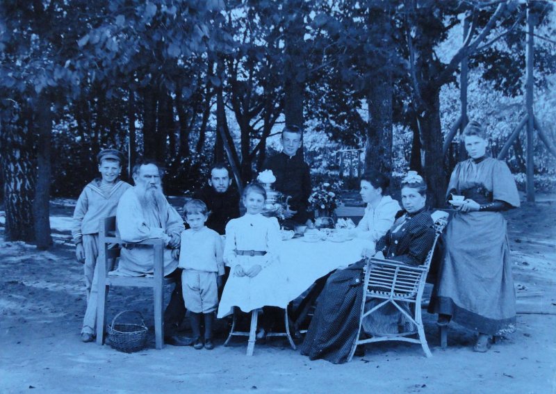 Л.Н. Толстой в кругу семьи в парке