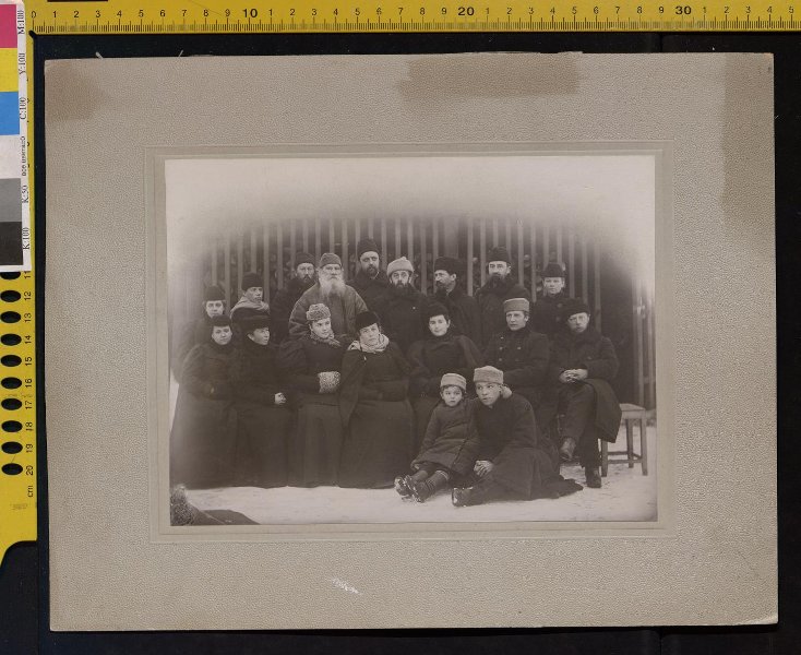 Л.Н. Толстой в группе с друзьями и знакомых во время проводов В.Г. Черткова и П.И. Бирюкова, высылаемых правительством за границу