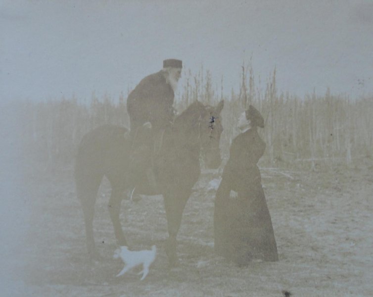 Л.Н. Толстой верхом и А.Л. Толстая