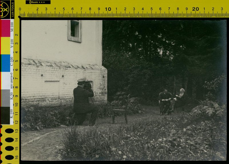 В.Г. Чертков фотографирует Л.Н. Толстого и В.Ф. Булгакова