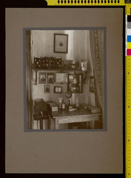 Часть верхнего кабинета Л.Н. Толстого в Ясной Поляне — простенок между стеной и дверью в его спальню