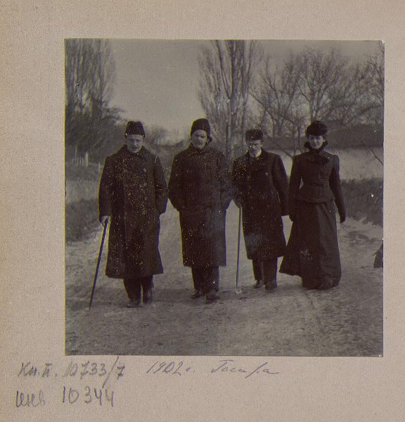 А.Л. Толстой, А.М. Горький, А.Б. Гольденвейзер и Е.П. Пешкова