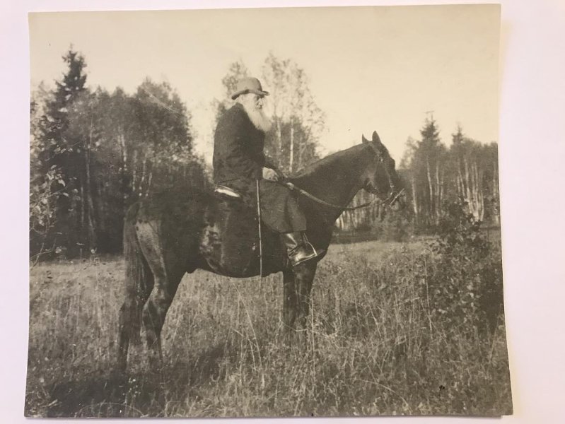Л.Н. Толстой верхом