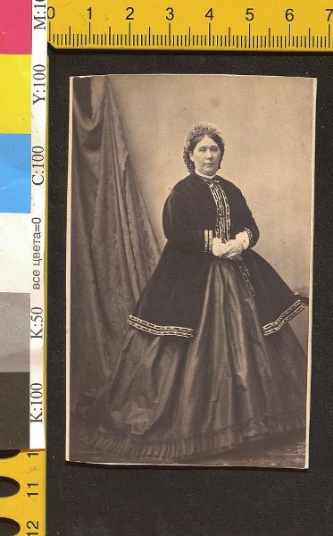 В.А. Шидловская (рожд. Иславина) у стены с портьерой
