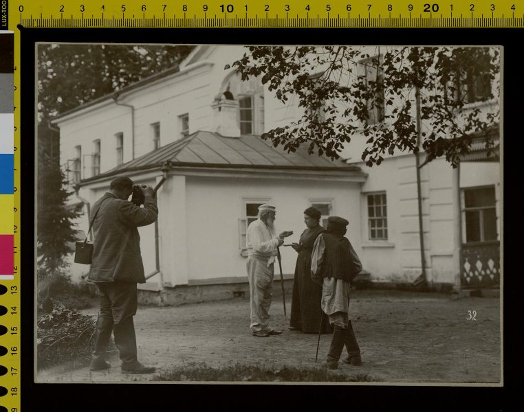 Л.Н. Толстой, А.Л. Толстая, проситель и В.Г. Чертков с аппаратом фотографирует
