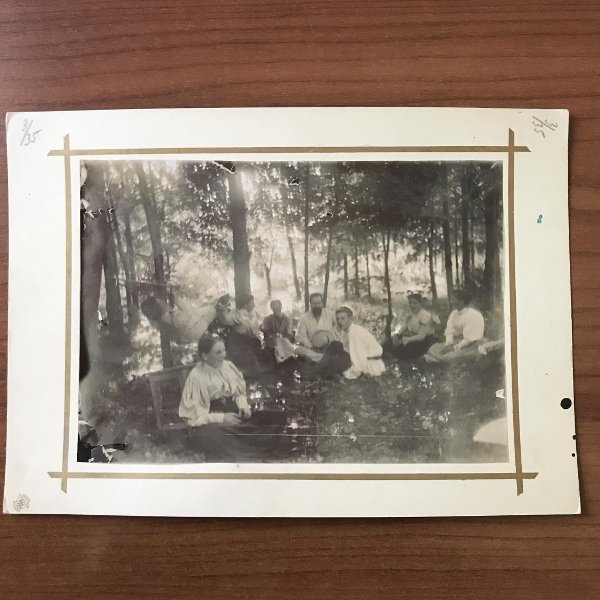 С.А. Толстая с детьми, гувернантками, М.А. Шмидт и С.И. Танеевым в парке