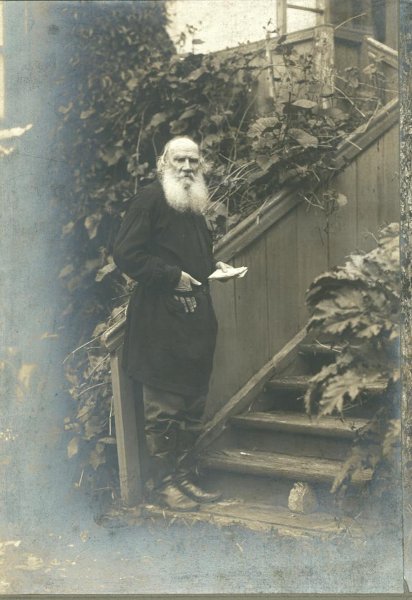 Л.Н. Толстой на ступеньке лестницы, ведущей на террасу, с письмом в руках