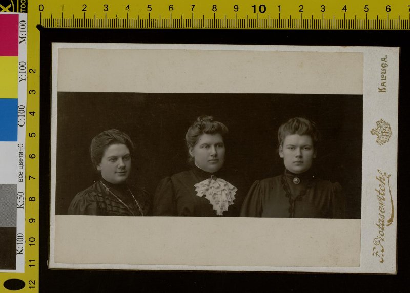 А.Л. Толстая (слева), С.Н. Толстая (рожд. Философова) и её дочь А.И. Толстая
