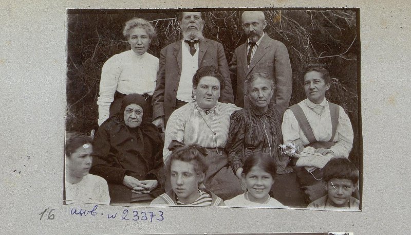 А.Л. Толстая в кругу родных и близких