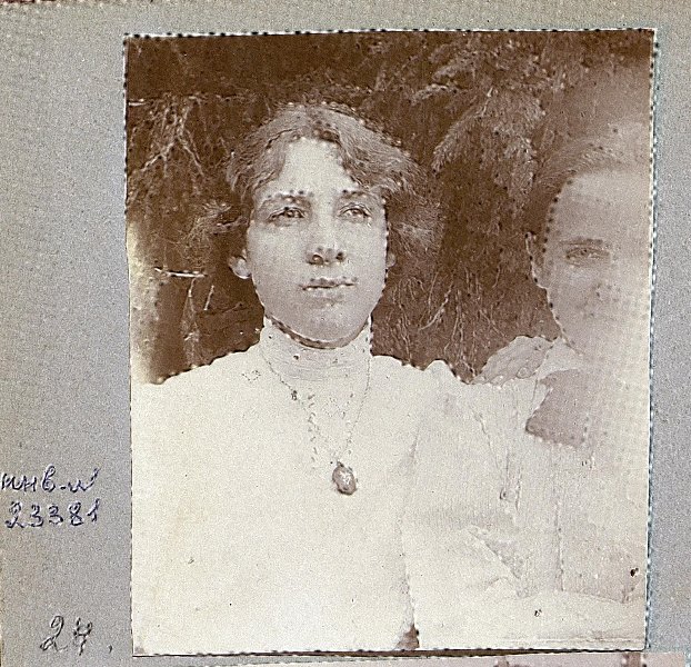 Т. Денисенко в возрасте 15–16 лет и неизвестная того же возраста