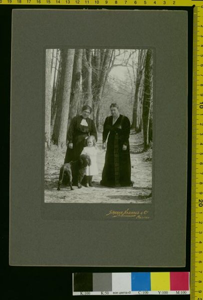 С.А. Толстая с дочерью Т.Л. Сухотиной и внучкой Танечкой