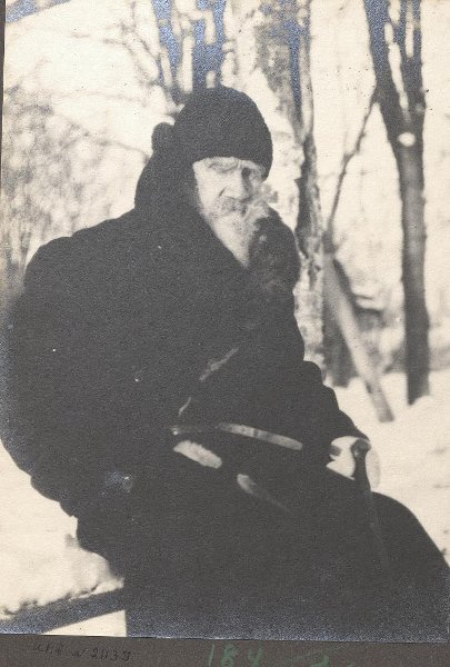 Л.Н. Толстой на скамейке в яснополянском парке
