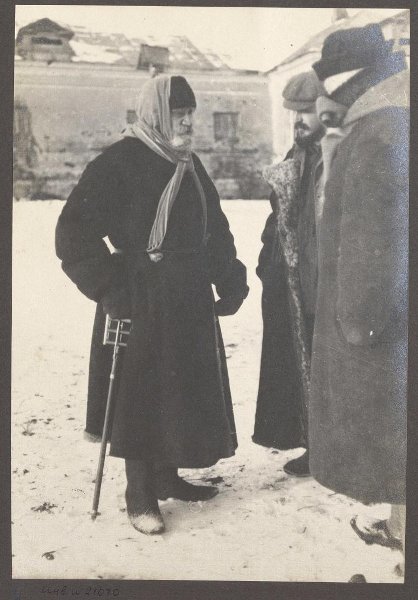Л.Н. Толстой, Х.Ф. Досев и Ф.А. Страхов на фоне дома Волконского.