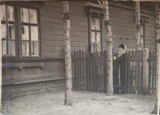 С.А. Толстая у палисадника дома начальника ст. Астапово И.И. Озолина