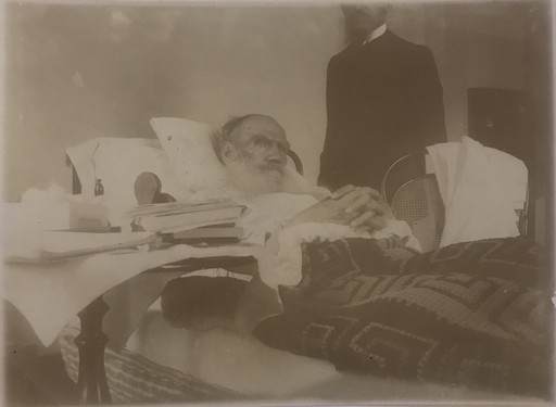 Л.Н. Толстой, больной, лежит в постели под вязаным одеялом