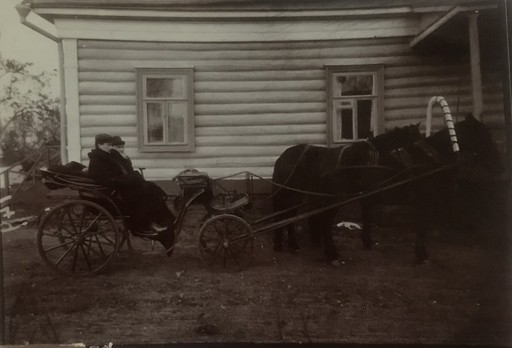 Л.Н. Толстой и А.Б. Гольденвейзер сидят в пролетке, запряженной парой лошадей