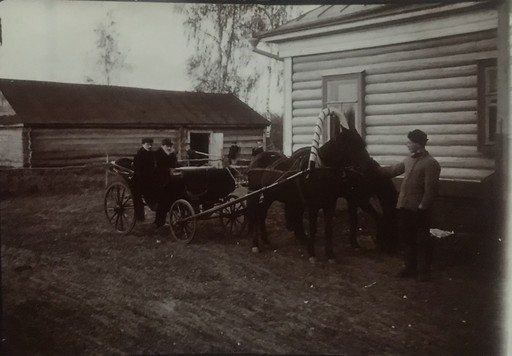 Л.Н. Толстой и А.Б. Гольденвейзер сидят в запряженной пролетке у дома А.Л. Толстой