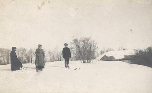А.Л. Толстая, Н.Н. Гусев и В.В. Чертков на лыжах