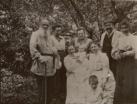 Л.Н. Толстой с родными и знакомыми в саду