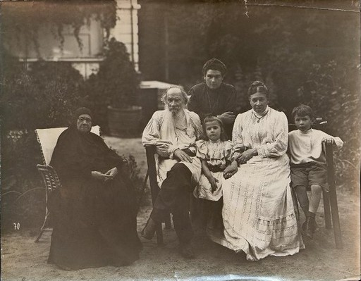 М.Л. Толстая (сидит в кресле), Л.Н. Толстой, С.А. Толстая, внуки Т.М. и И.М. Толстые на скамейке, А.Л. Толстая (стоит) в саду