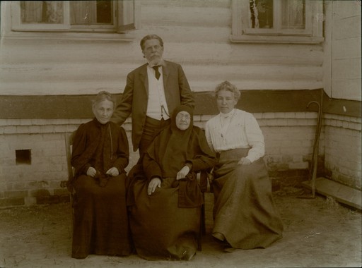 М.Н. Толстая с дочерьми В.В. Нагорновой, Е.С. Денисенко и зятем И.В. Денисенко