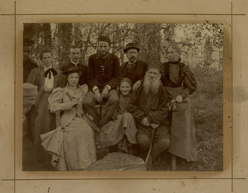 Л.Н. Толстой с родными и А.А. Шкарваном