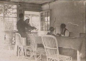 Л.Н. Толстой за столом на веранде 