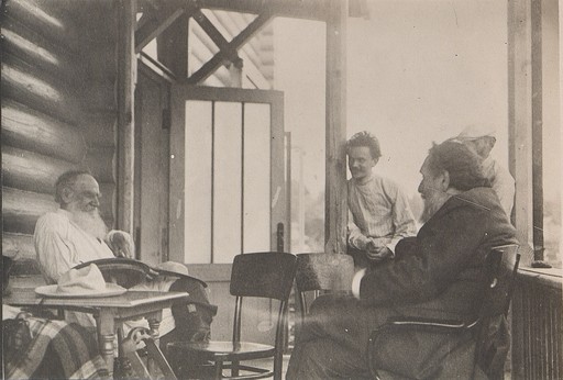 Л.Н. Толстой, И.И. Мечников, А.Б. Гольденвейзер и Л.Л. Толстой на крыльце дома в Телятенках