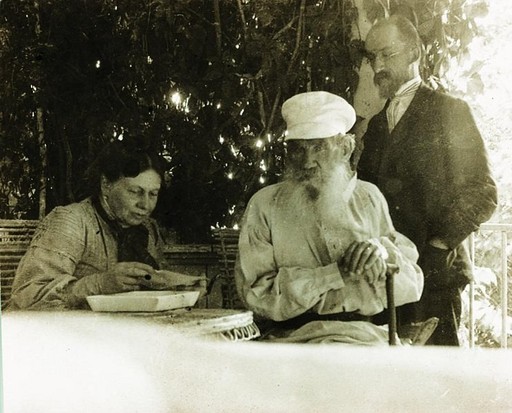 Л.Н. Толстой, С.А. Толстая за проявлением снимков и П.А. Буланже
