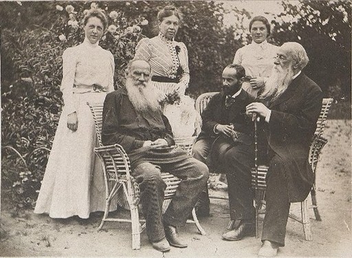 Л.Н. Толстой, И.Я. Гинцбург, В.В. Стасов, М.А. Маклакова, С.А. Толстая, Ал.Л. Толстая в саду