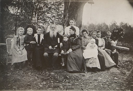 Л.Н. Толстой в кругу родных и знакомых