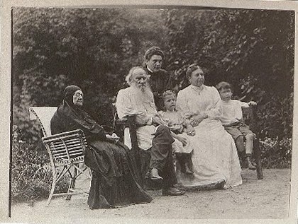 Л.Н. Толстой с членами семьи позируют для фотографии в саду