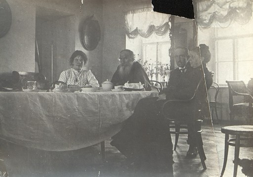 Л.Н. Толстой, С.А. Толстая, А.Л. Толстая и скульптор П. Трубецкой за чайным столом в гостиной