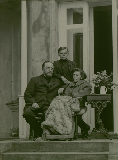 В.Г. Чертков с женой А.К. Чертковой и сыном Владимиром