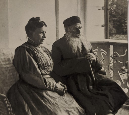 Л.Н. и С.А. Толстые на террасе