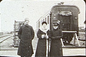 В.Н. Философов, С.А. Толстая и медсестра на перроне у вагона поезда